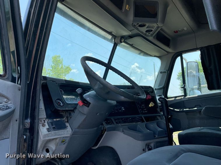 image for item MR9090 2005 Freightliner Columbia  semi truck