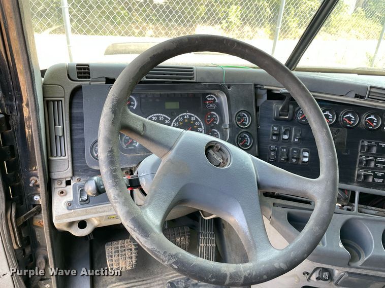 image for item MR9090 2005 Freightliner Columbia  semi truck