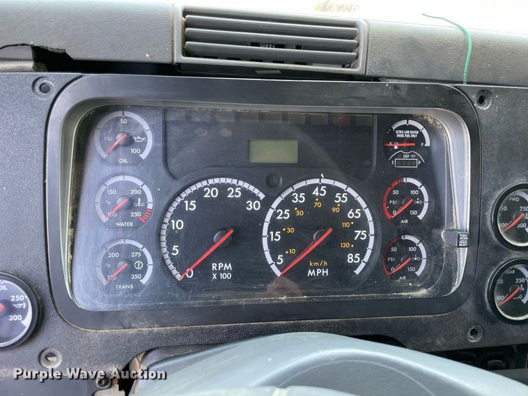 image for item MR9090 2005 Freightliner Columbia  semi truck