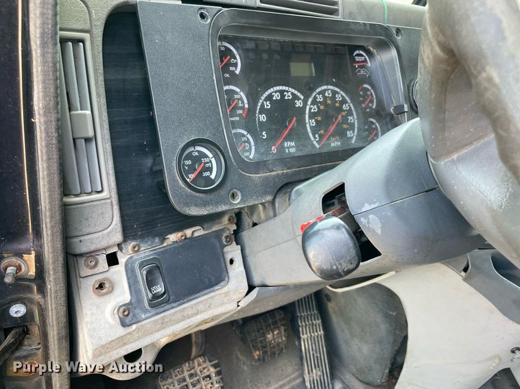 image for item MR9090 2005 Freightliner Columbia  semi truck