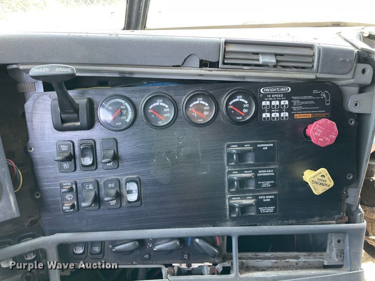 image for item MR9090 2005 Freightliner Columbia  semi truck