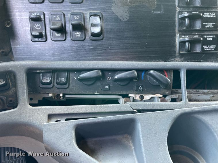 image for item MR9090 2005 Freightliner Columbia  semi truck