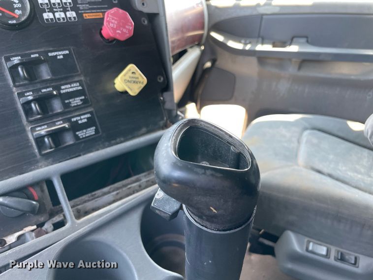 image for item MR9090 2005 Freightliner Columbia  semi truck