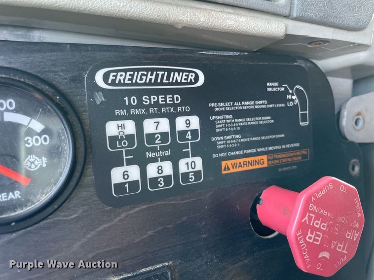 image for item MR9090 2005 Freightliner Columbia  semi truck