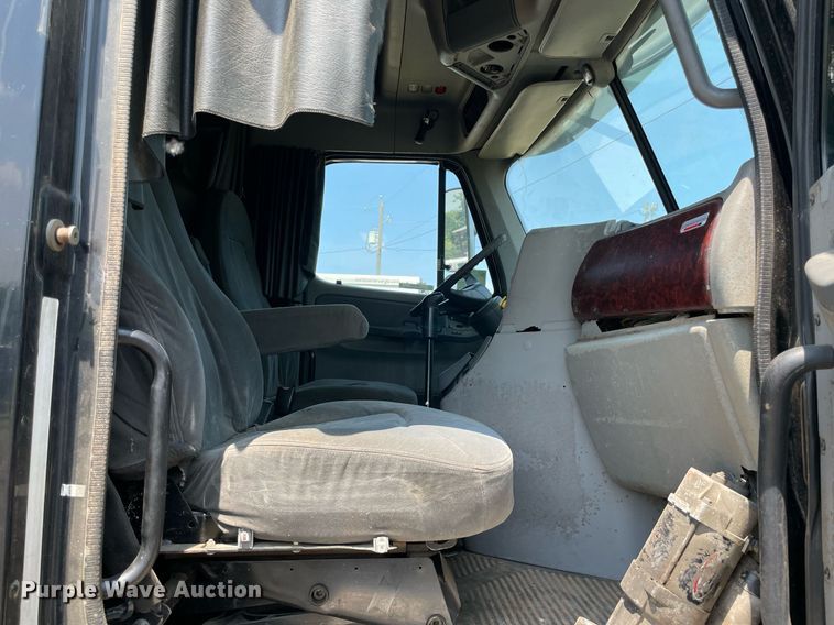 image for item MR9090 2005 Freightliner Columbia  semi truck