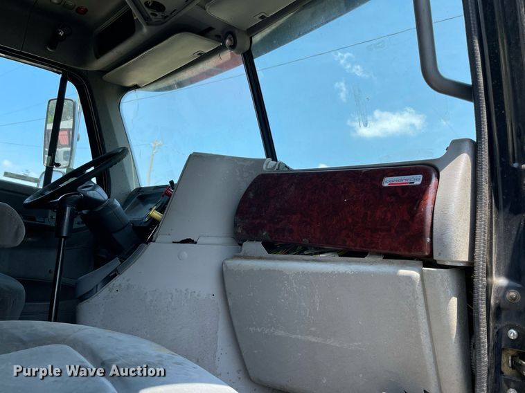 image for item MR9090 2005 Freightliner Columbia  semi truck