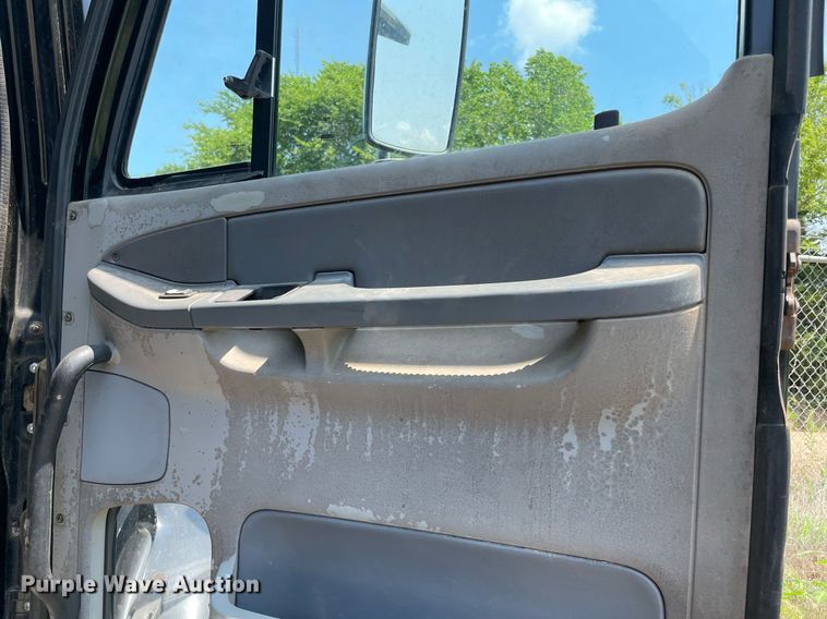 image for item MR9090 2005 Freightliner Columbia  semi truck