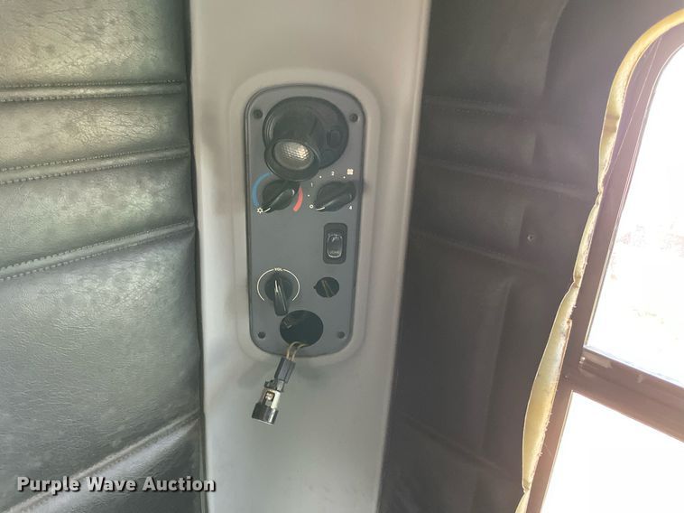 image for item MR9090 2005 Freightliner Columbia  semi truck