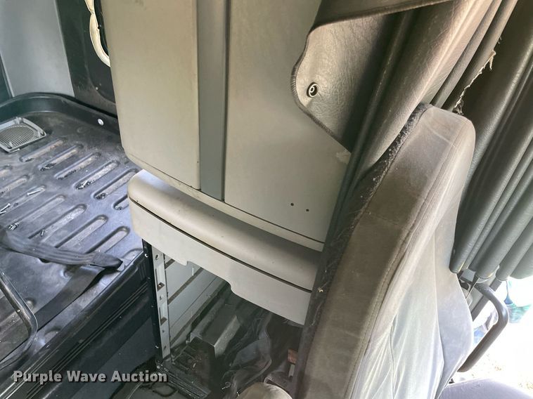 image for item MR9090 2005 Freightliner Columbia  semi truck