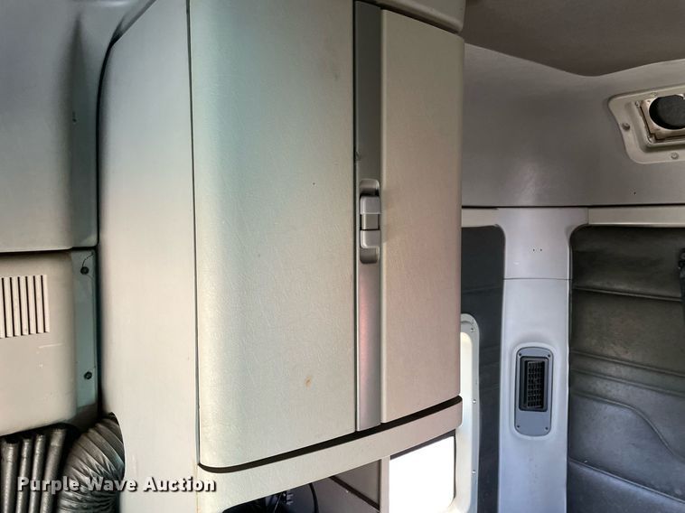 image for item MR9090 2005 Freightliner Columbia  semi truck