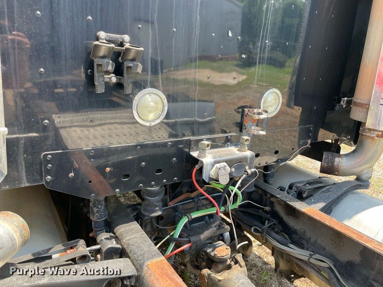 image for item MR9090 2005 Freightliner Columbia  semi truck