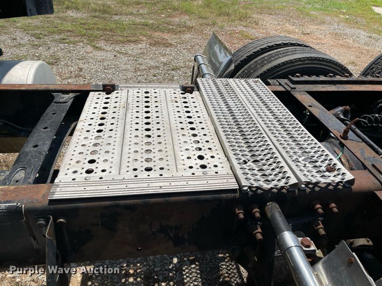 image for item MR9090 2005 Freightliner Columbia  semi truck