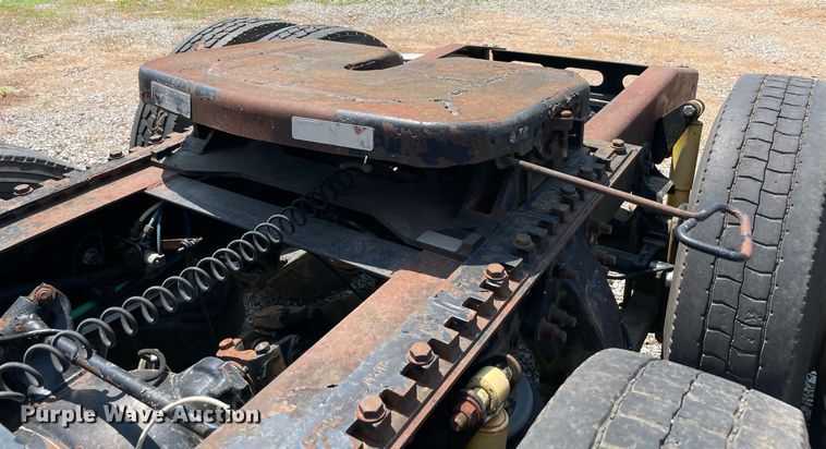 image for item MR9090 2005 Freightliner Columbia  semi truck