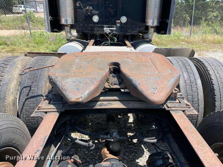 image for item MR9090 2005 Freightliner Columbia  semi truck