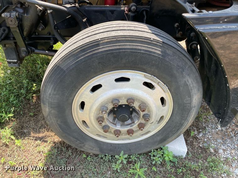 image for item MR9090 2005 Freightliner Columbia  semi truck