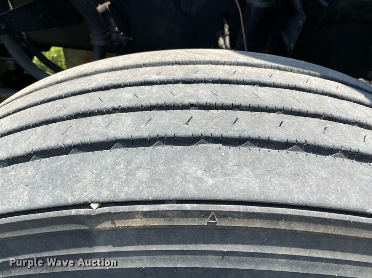 image for item MR9090 2005 Freightliner Columbia  semi truck