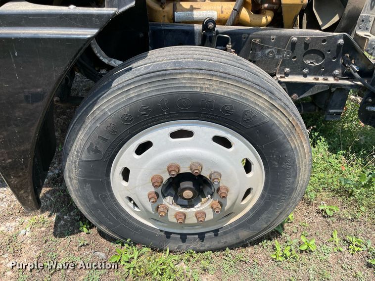 image for item MR9090 2005 Freightliner Columbia  semi truck