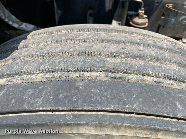 image for item MR9090 2005 Freightliner Columbia  semi truck