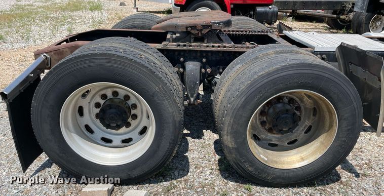 image for item MR9090 2005 Freightliner Columbia  semi truck