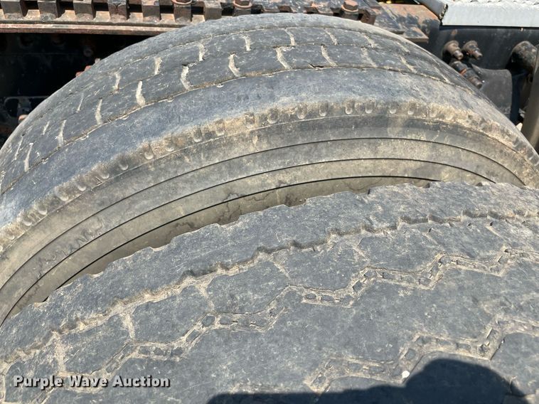 image for item MR9090 2005 Freightliner Columbia  semi truck