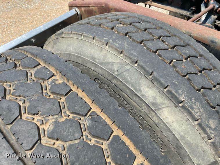 image for item MR9090 2005 Freightliner Columbia  semi truck