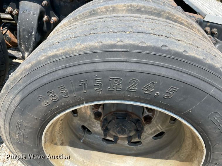 image for item MR9090 2005 Freightliner Columbia  semi truck