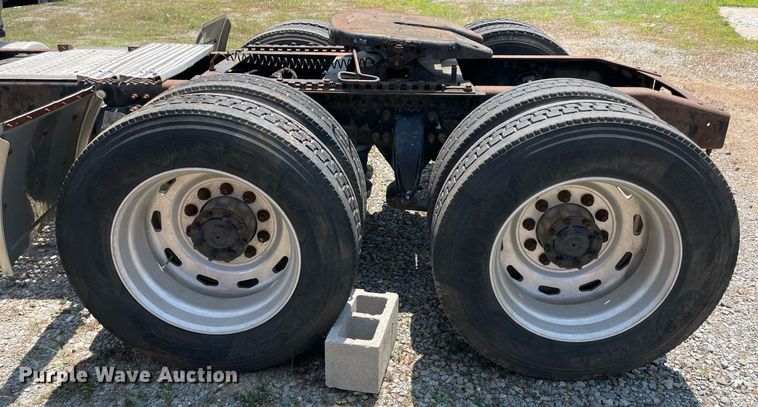 image for item MR9090 2005 Freightliner Columbia  semi truck