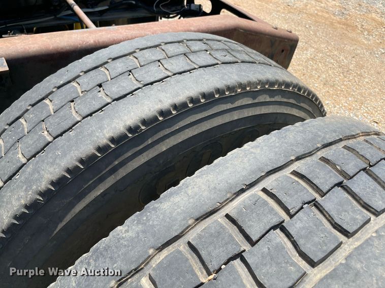 image for item MR9090 2005 Freightliner Columbia  semi truck