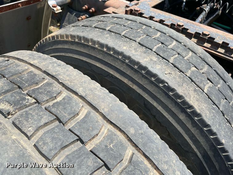 image for item MR9090 2005 Freightliner Columbia  semi truck