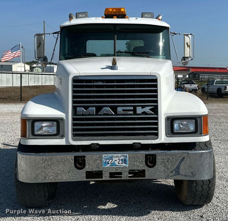 image for item NI9791 1997 Mack CH613  semi truck