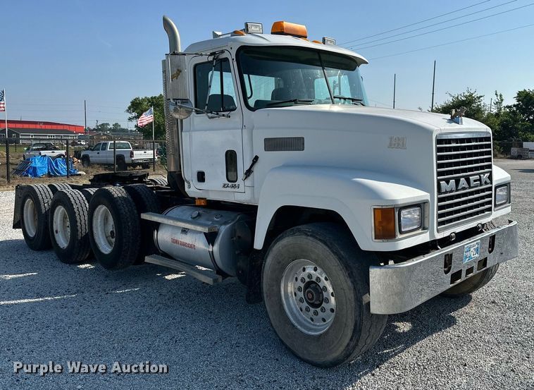 image for item NI9791 1997 Mack CH613  semi truck