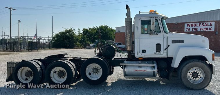image for item NI9791 1997 Mack CH613  semi truck