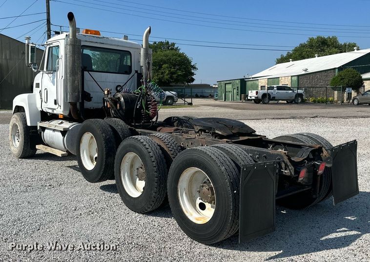 image for item NI9791 1997 Mack CH613  semi truck