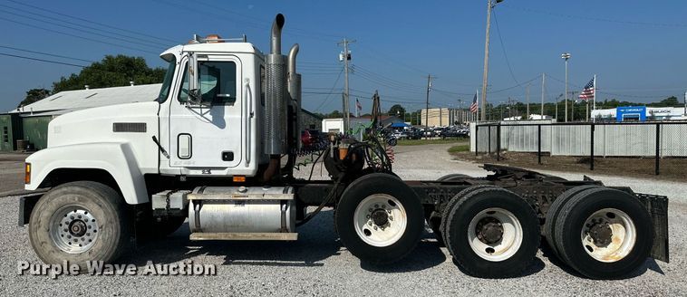 image for item NI9791 1997 Mack CH613  semi truck