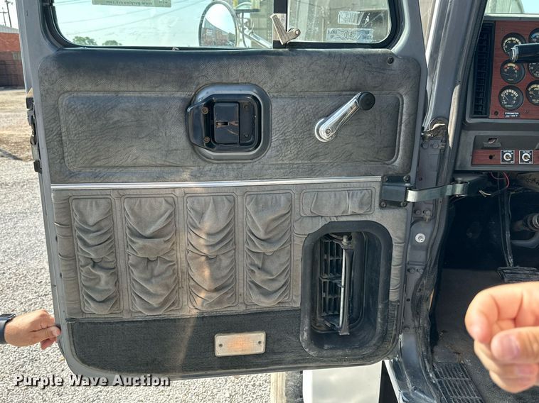 image for item NI9791 1997 Mack CH613  semi truck