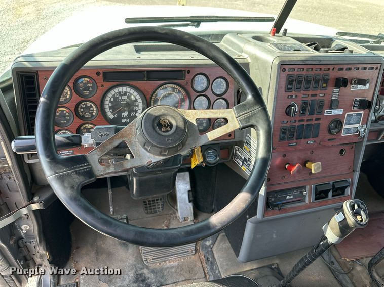 image for item NI9791 1997 Mack CH613  semi truck