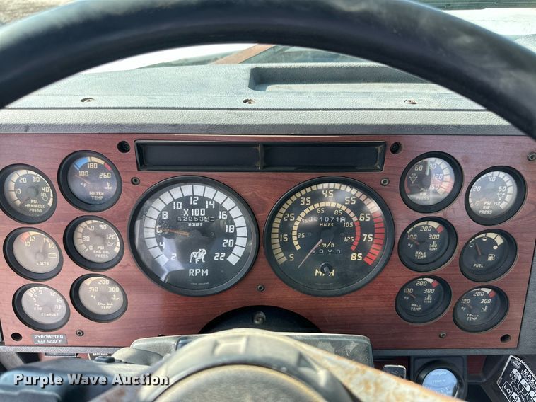 image for item NI9791 1997 Mack CH613  semi truck