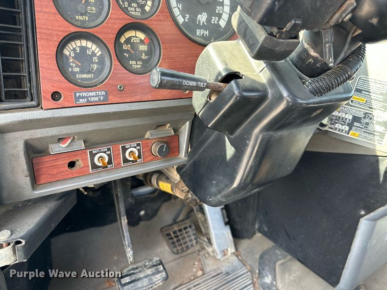 image for item NI9791 1997 Mack CH613  semi truck