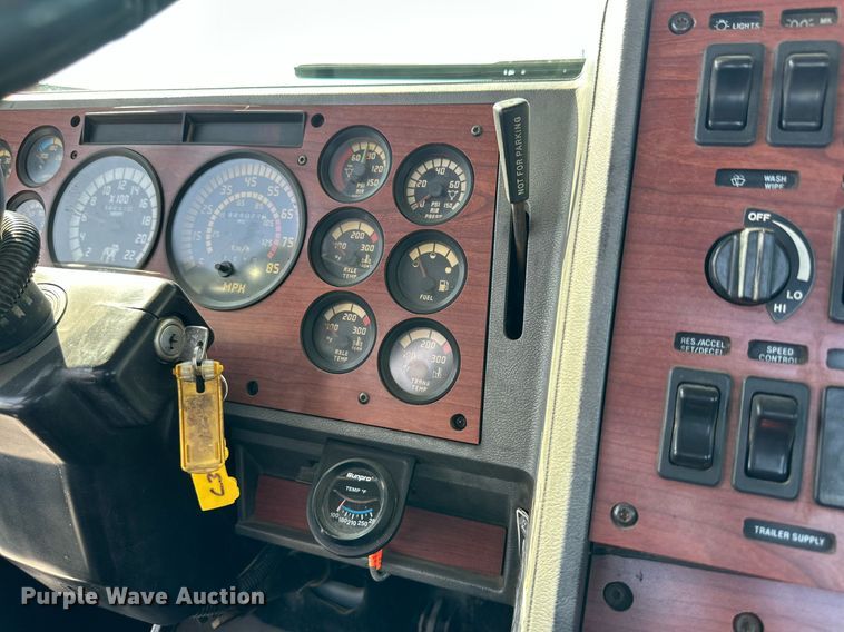 image for item NI9791 1997 Mack CH613  semi truck