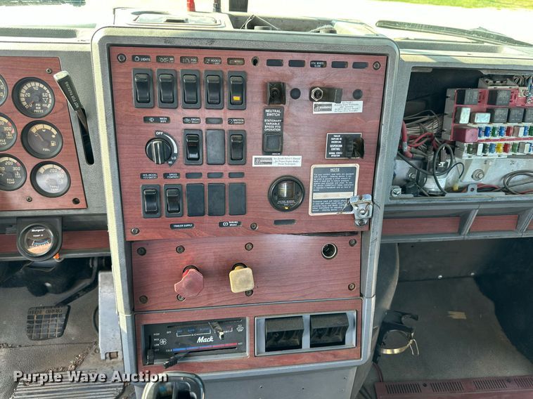 image for item NI9791 1997 Mack CH613  semi truck