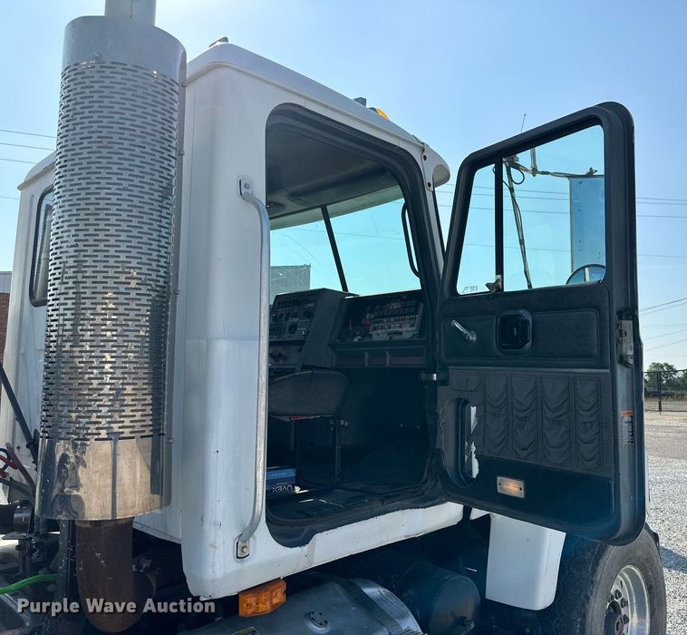 image for item NI9791 1997 Mack CH613  semi truck