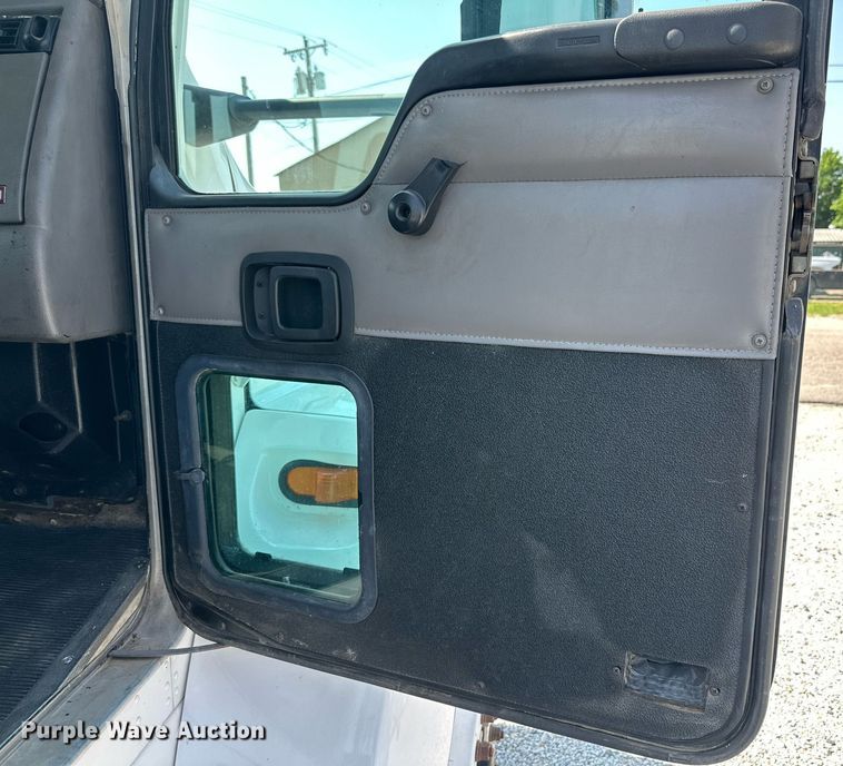 image for item NI9793 2005 Kenworth T300  fuel / lube truck