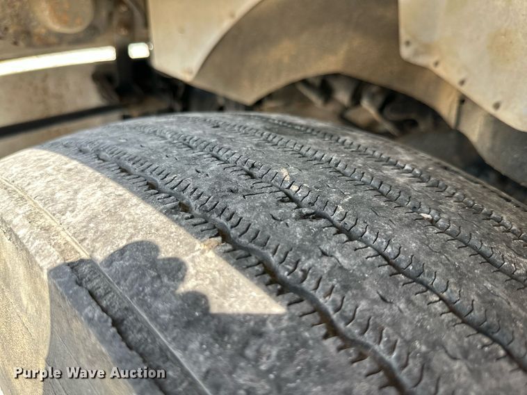 image for item NI9793 2005 Kenworth T300  fuel / lube truck