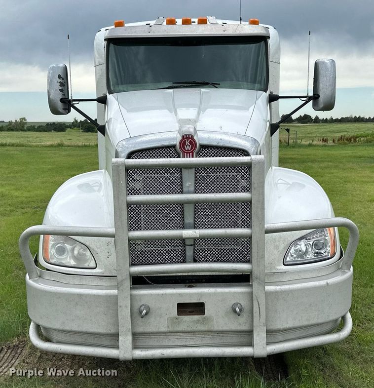 image for item NP9728 2012 Kenworth T660  semi truck