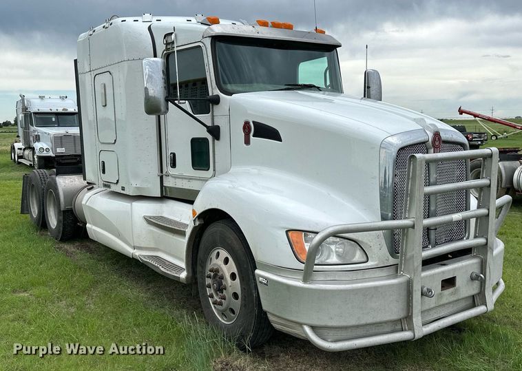 image for item NP9728 2012 Kenworth T660  semi truck
