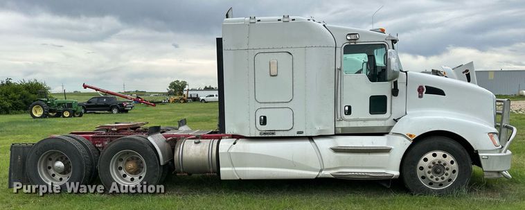 image for item NP9728 2012 Kenworth T660  semi truck