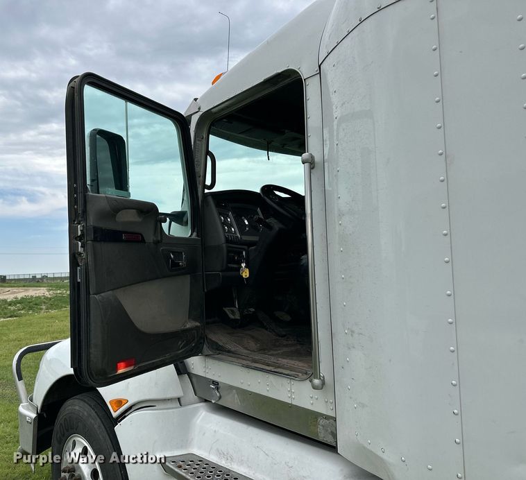 image for item NP9728 2012 Kenworth T660  semi truck
