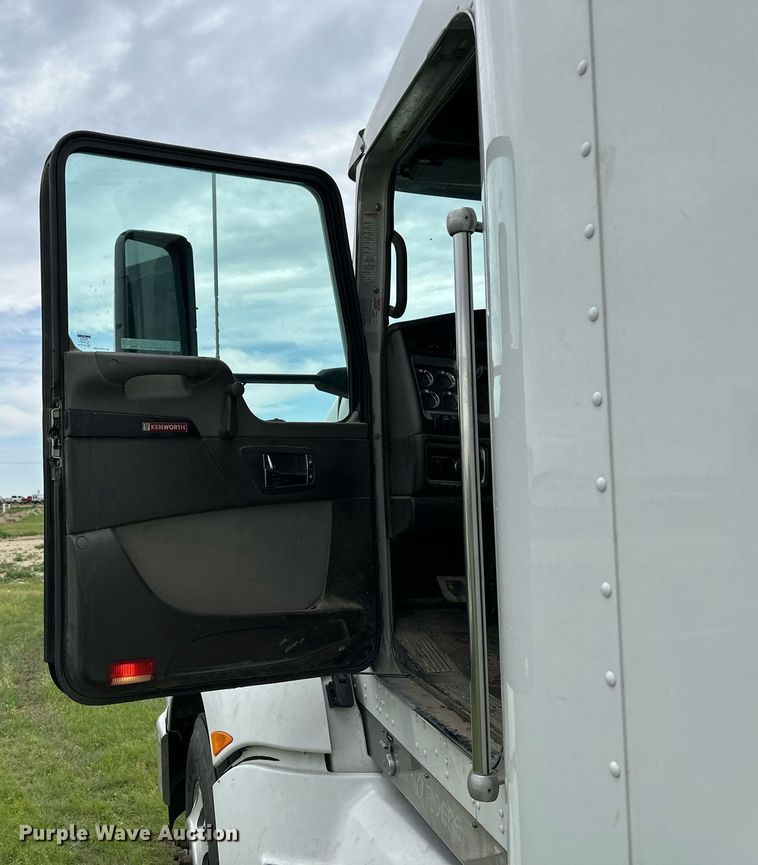 image for item NP9728 2012 Kenworth T660  semi truck