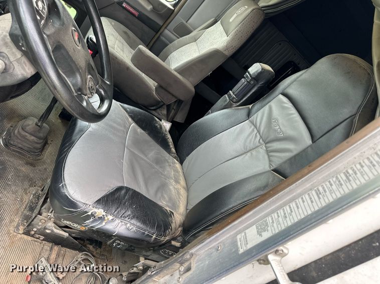 image for item NP9728 2012 Kenworth T660  semi truck