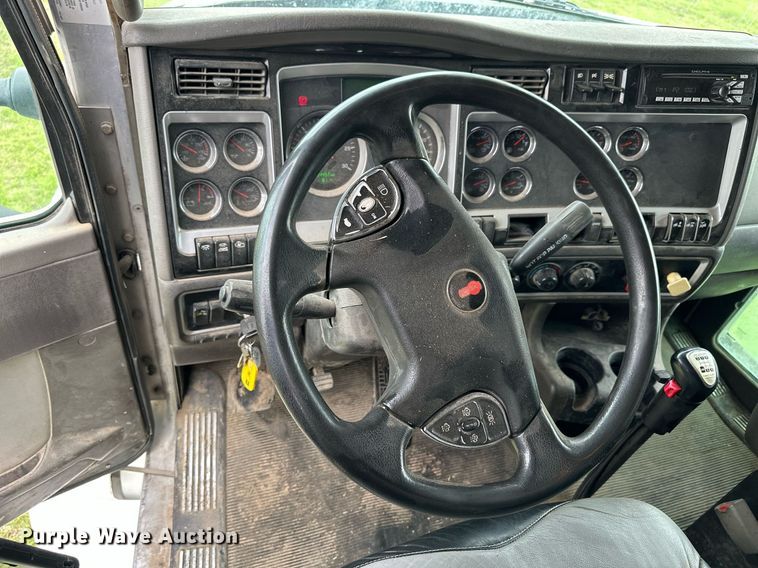 image for item NP9728 2012 Kenworth T660  semi truck